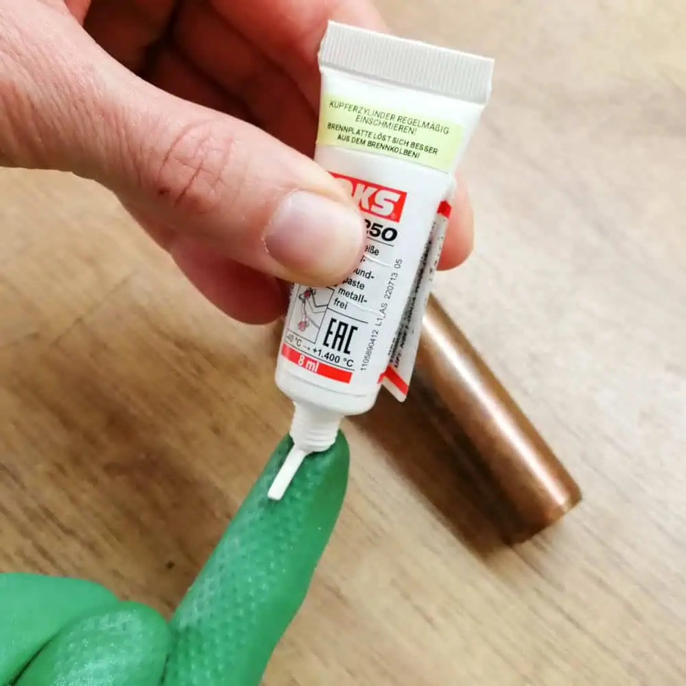 Anti-Oxid-Paste auf Kupferzylinder schmieren