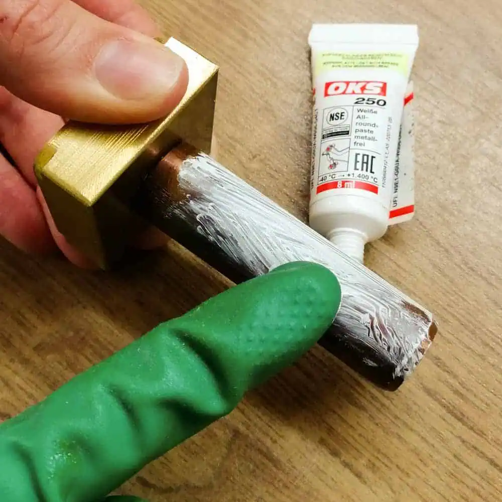 Anti-Oxid-Paste auf Kupferzylinder schmieren 2