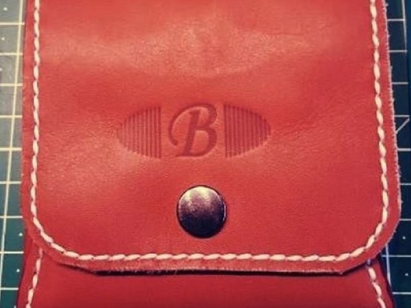 Das Bild zeigt eine Lederbörse mit Brandstempel-Abdruck.