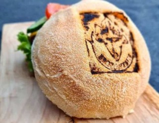 Das Foto zeigt den Abdruck eines Brandstempels auf einem Brötchen.