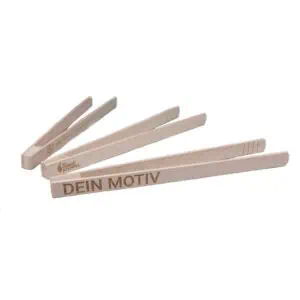 Drei Grillzangen aus hellem Holz. Optional kann das Motiv des Kunden in die Holzstruktur eingelasert werden.