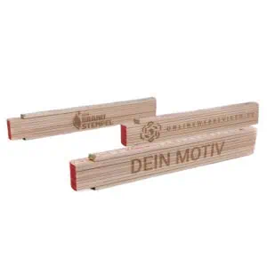 Fotografiert wurden hier drei Zollstöcke. Optional kann das Motiv des Kunden in die Holzstruktur eingelasert werden.