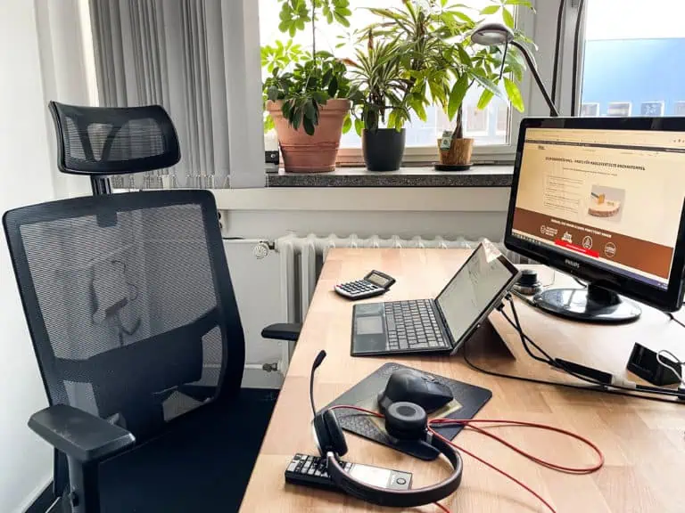 Arbeitsplatz eines Servicemitarbeiters bei Dein Brandstempel GmbH