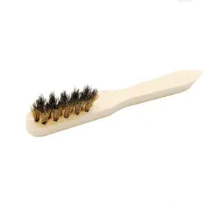 Gezeigt wird auf diesem Foto der Kopf einer Bürste deren Borsten aus Messing bestehen. Diese Beschaffenheit eignet sich ideal um die Messingplatte mit deinem Motiv optimal zu reinigen. Besonders empfohlen wird die Bürste bei Anwendung von Kunststoffstempelungen.
