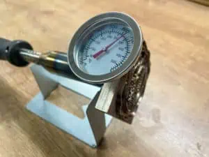 Das Beitragsbild zeigt ein spezielles Thermometer zum Messen der perfekten Temperatur beim Brandkennzeichnen von Holz.