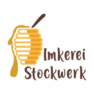 Die Grafik zeigt ein Logo mit Honiglöffel und Honigtropfen als Bildmarke und einer verspielten Schriftmarke "Imkerei Stockwerk“.