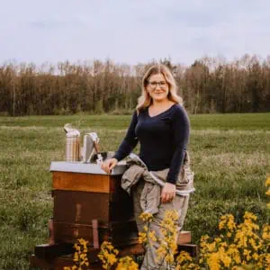 Das Foto zeigt Sabrina Lamm von der Honigmanufaktur mit Herz mit ihren Bienenbeuten.