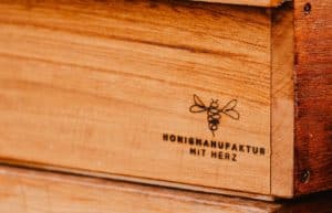 Bienenbeute mit einem Brandstempel gekennzeichnet