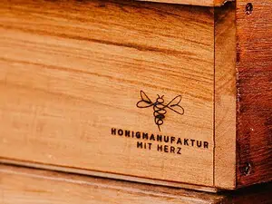Das Foto zeigt eine Bienenbeute mit eingebrannter Kennzeichnung.