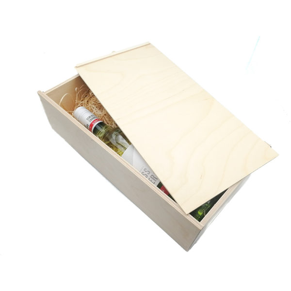 Eine große Holzbox mit einem Deckel, der schräg auf der Box liegt und man den Kopf einer Weinflasche sehen kann.