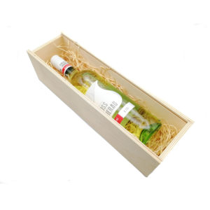 Eine Holzbox gefüllt mit Holzwolle und einer Weißweinflasche.