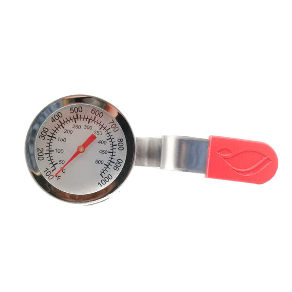 Zu sehen ist ein Thermometer für einen Brandstempel mit externer Erhitzung. Er besitzt eine rote Nadel und einen dazu passenden roten Griff aus Plastik. Frontalansicht