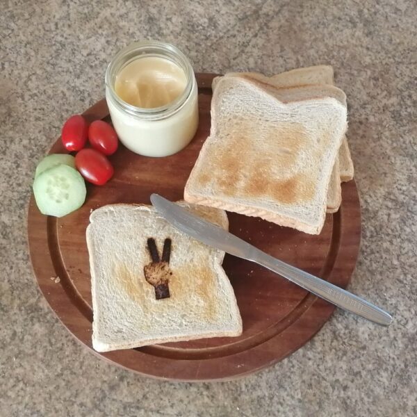 Abdruck Grillbrandeisen "Peace" auf Toastscheibe