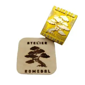 Brennplatte mit Brandmotiv auf einem Stück Holz Baummotiv