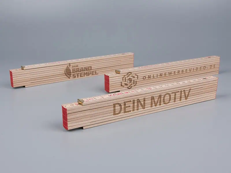 Fotografiert wurden hier drei Zollstöcke. Optional kann das Motiv des Kunden in die Holzstruktur eingelasert werden.