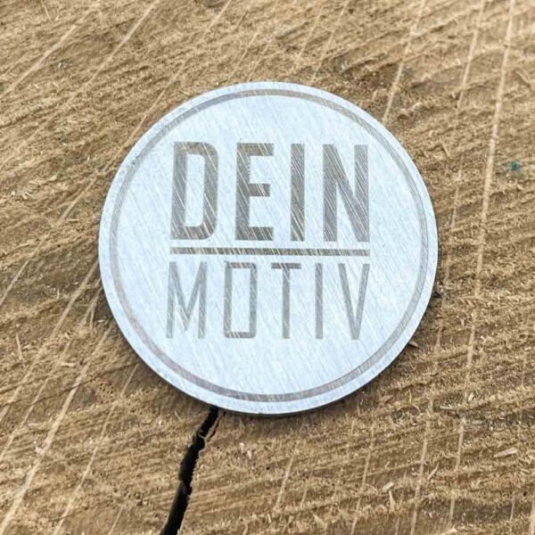 Eine Edelstahltoken, die eine anthrazit farbene Laserung ziert. Das Motiv ist individuell anpassbar und farblich in zwei weiteren Farben erhältlich.