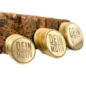 mehrere Messingtoken Reihe an einer Holzscheibe