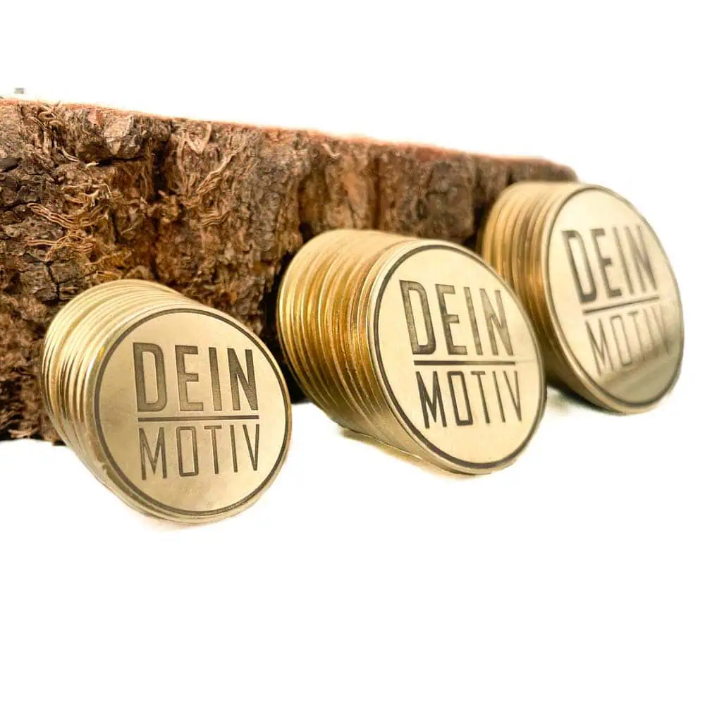 mehrere Messingtoken Reihe an einer Holzscheibe