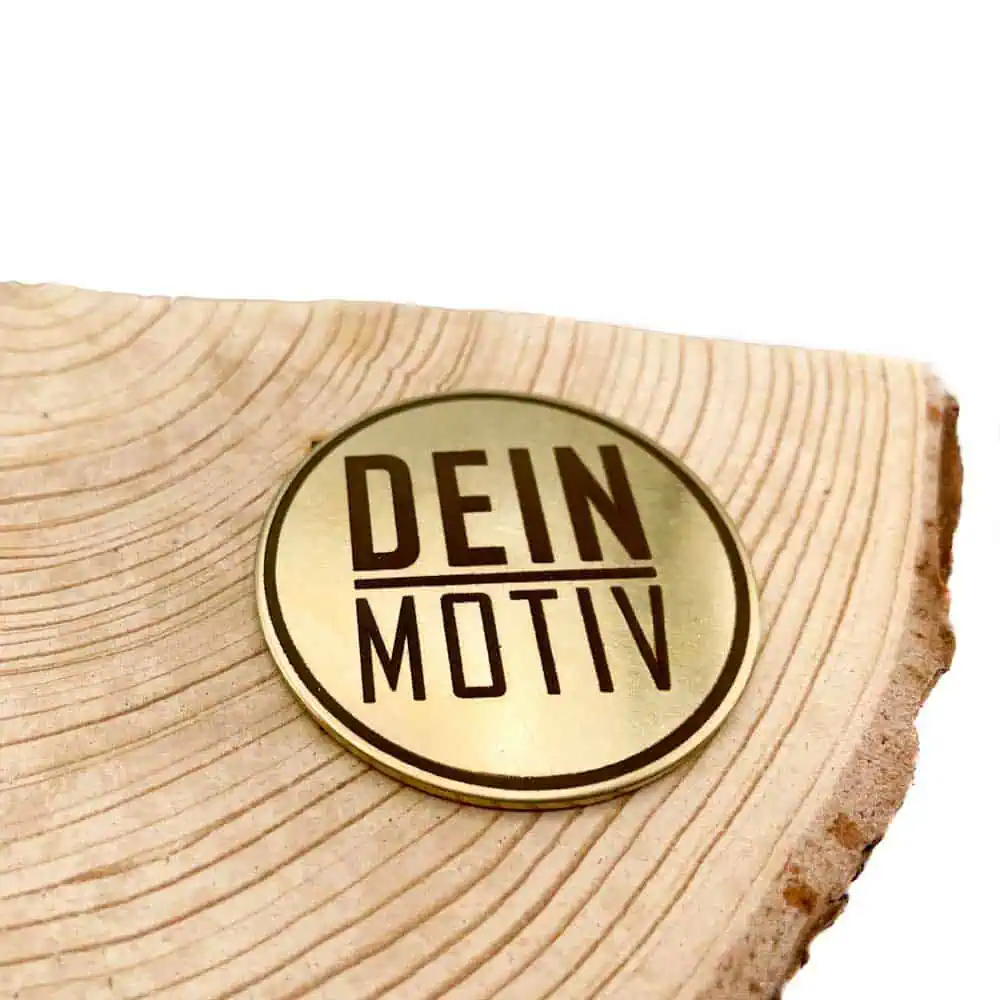 Ein individualisierbarer Token auf einem Ausschnitt einer Holzscheibe