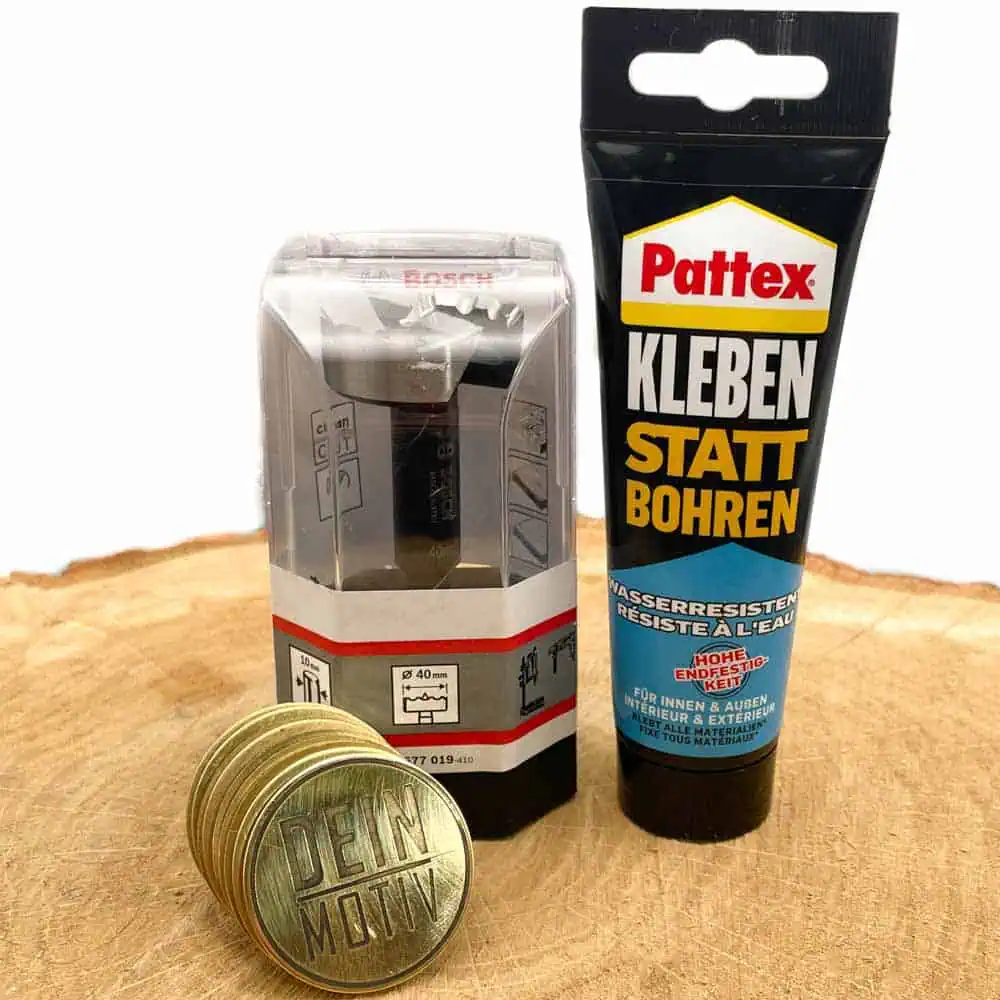 Kleber mit Bohrer und Token auf einer Holzscheibe