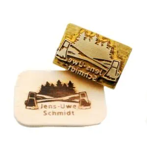 Brennplattenmotiv und Brandzeichen eines Kunden "Jens-Uwe Schmidt" auf einer Holzplatte