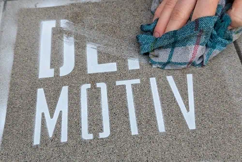 Kreidespray lässt sich mit einem feuchten Lappen entfernen.