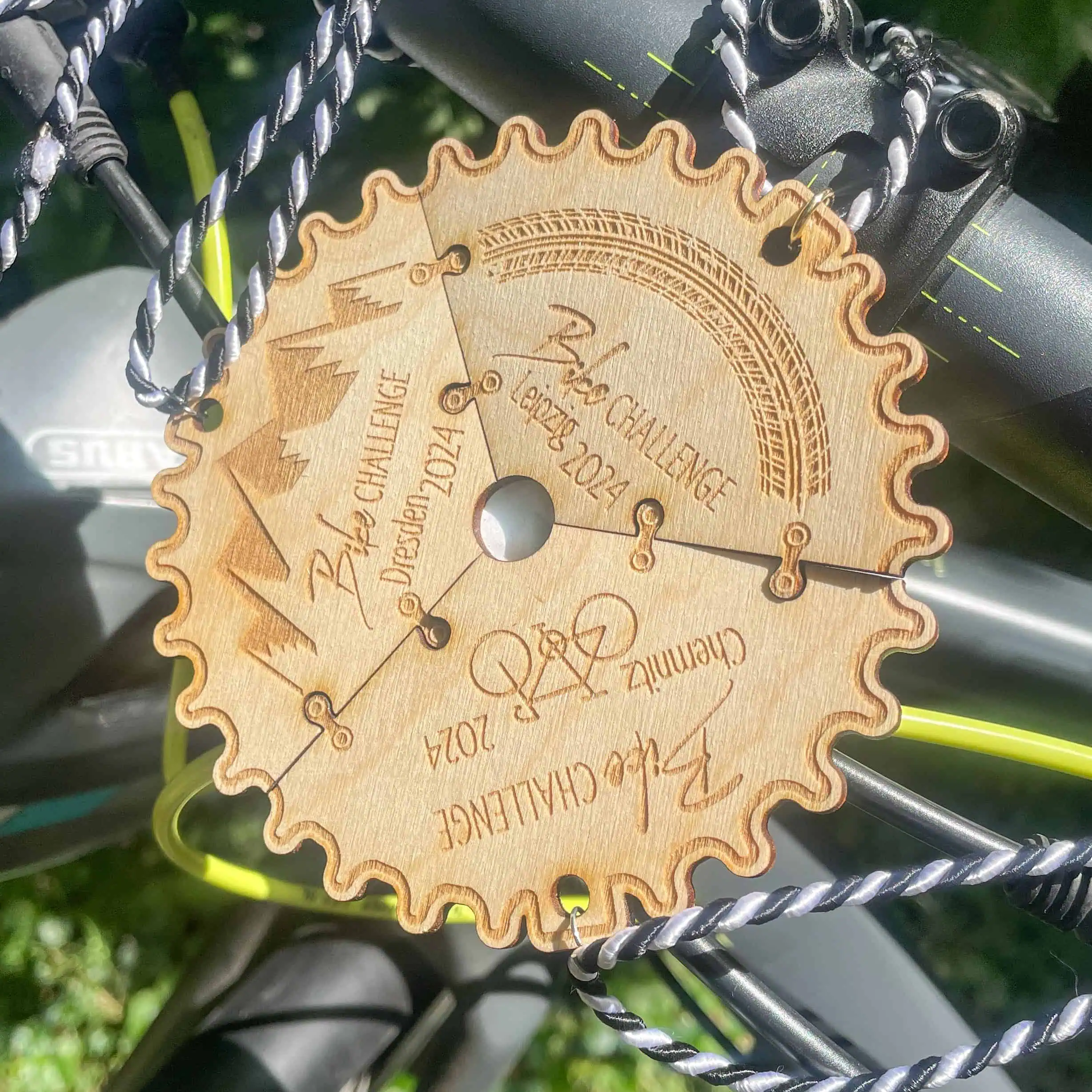 Medaille aus Birkenfurnierholz als Form eines Zahnrades.