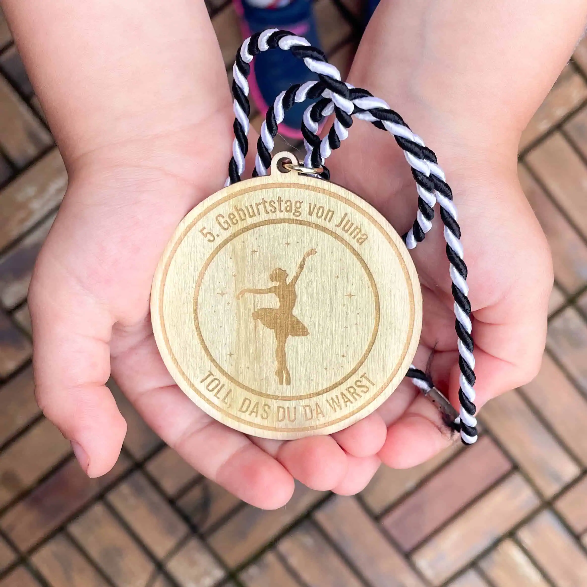 Holzmedaille mit Ballerinamotiv