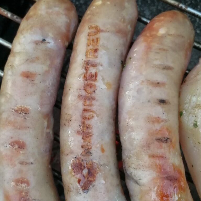 Das Foto zeigt Bratwürste mit individueller Grillstempelung.