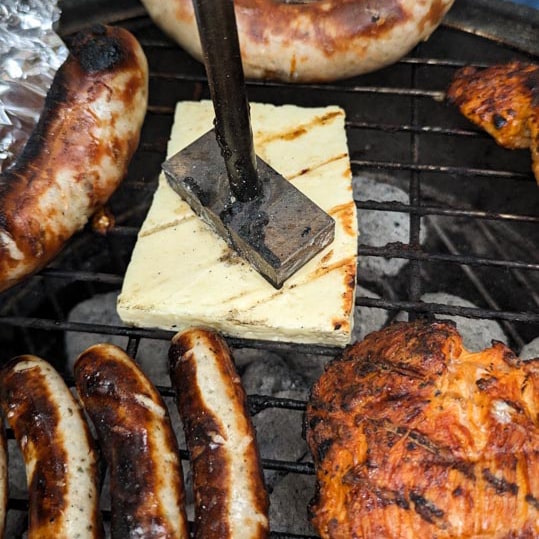 Verzieren eines Grillkäses mit Grillbrandstempel.