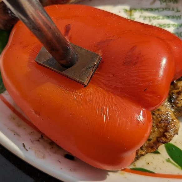 Das Foto zeigt eine Paprika mit eingebranntem Logo.