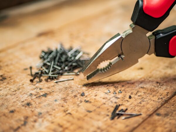 DIY Brandstempel Schritt 1: Nägelköpfe abtrennen