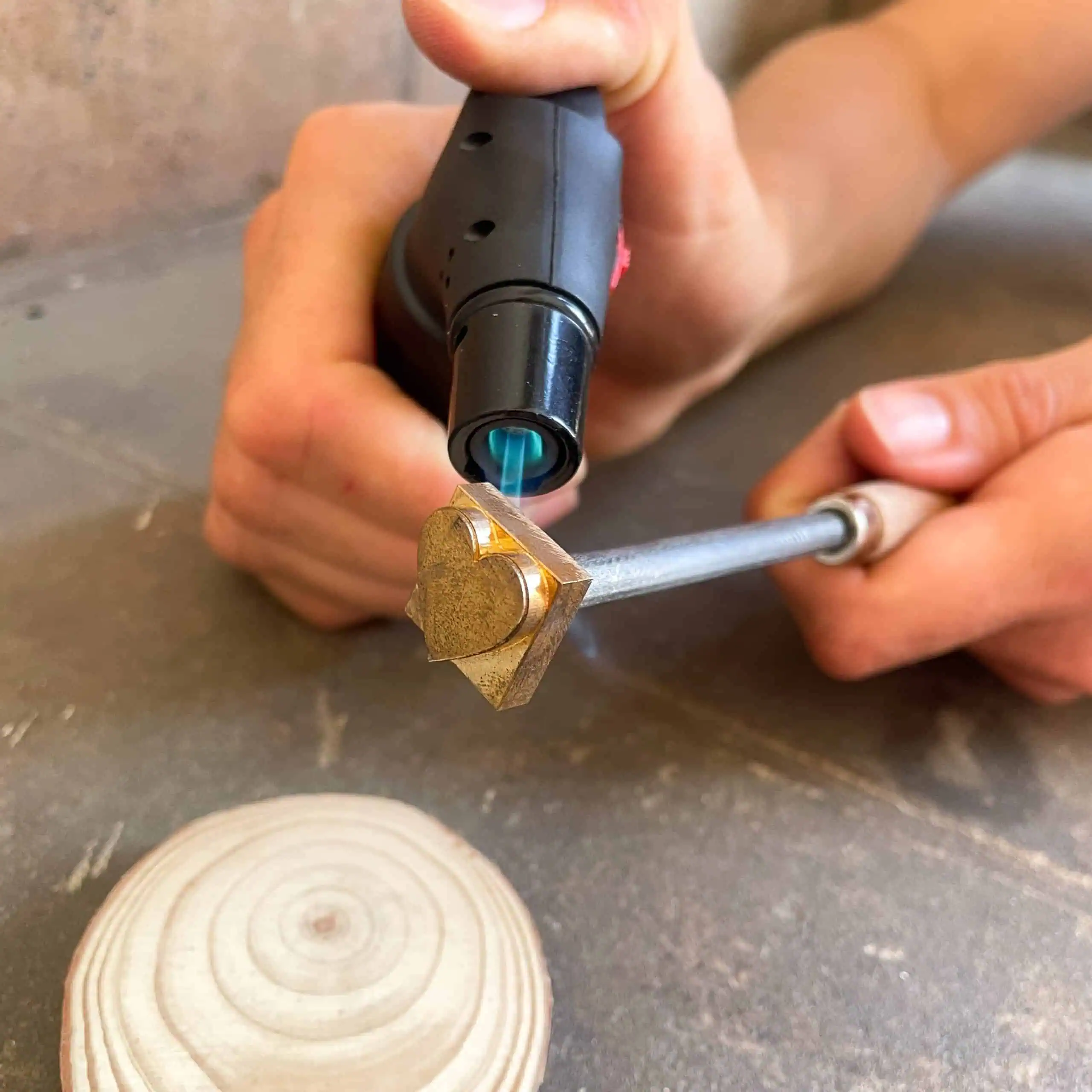 Mini externer Brennstempel mit Holzgriff, bereit zum stempeln