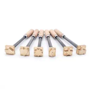 sechs Mini Brandstempel mit Pfeil, Herz, Sonne, Mond, Stern und Like (Daumen hoch) an einen Eisenstab mit Holzgriff angeschraubt