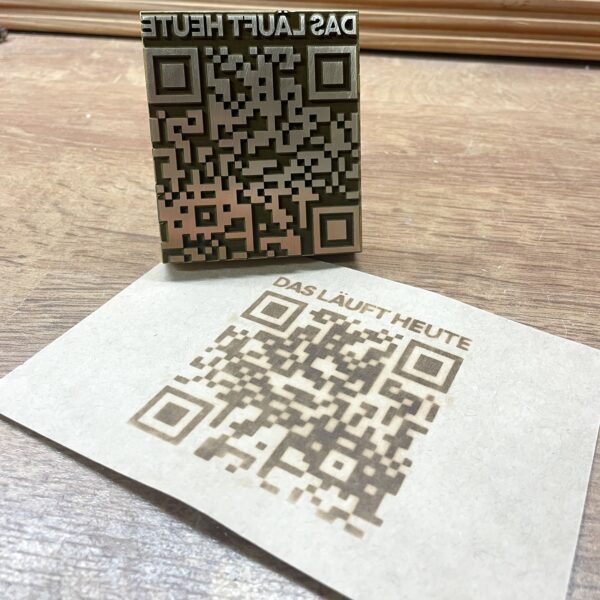 QR-Code Brennstempel mit Brandzeichenergebnis auf Kraftpapier