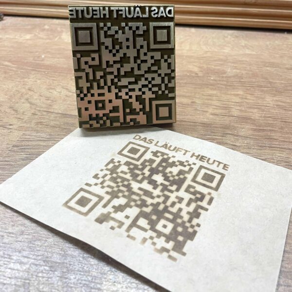 Auf dem Bild ist das Brandzeichnungsergebnis eines QR-Code-Stempels zu sehen.