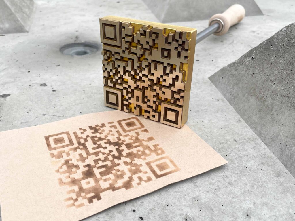Das Foto zeigt einen Stempel zum Einbrennen eines QR-Codes.