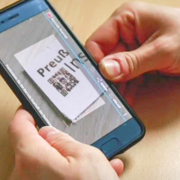 Das Foto zeigt, wie sich ein QR-Code per Mobiltelefon einscannen lässt.