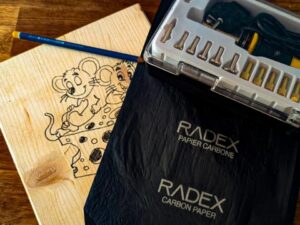 Das Foto zeigt ein Brandmalkolben-Set für die Brandmalerei auf Holz und Carbon Papier.