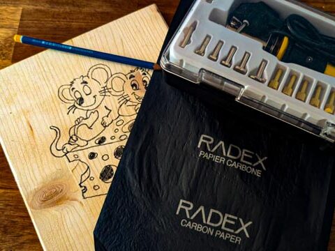 Das Foto zeigt ein Brandmalkolben-Set für die Brandmalerei auf Holz und Carbon Papier.