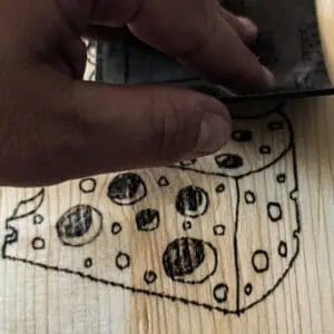 Das Foto zeigt Brandmalkunst, die mit einem Brandmalkolben gearbeitet wurde.