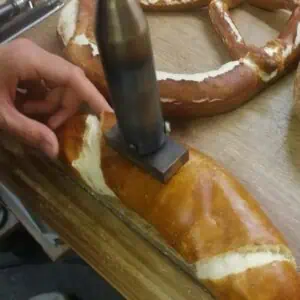 Elektrischer Brotstempel auf Laugenstange