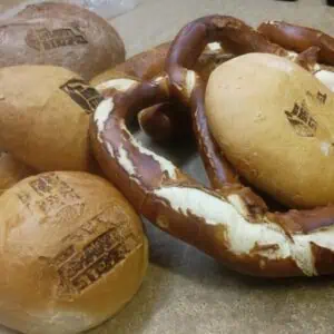 Das Foto zeigt verschiedenes Gebäck mit einem Brotstempel gebrannt.