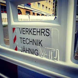 Das Kundenfoto zeigt eine Baustellenabsperrung mit dem Branding.