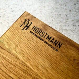 Dieses Kundenfoto zeigt ein per Brandstempel erzeugtes Branding auf einem Holzbrett.