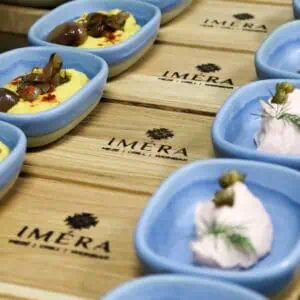 Das Foto zeigt Holzbretter, mit einem per Brennstempel erzeugten Brandzeichen versehen sind.