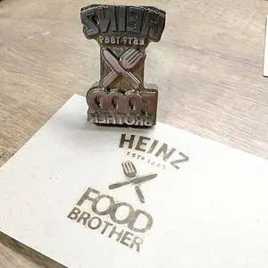 Das Foto zeigt die Brennstempel-Kennzeichnung „HEINZ X FOOD BROTHER“.