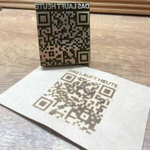 Auf dem Bild ist ein QR-Code zu sehen.