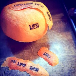 Das Foto zeigt Orangenschalen, die mit einer Brandkennzeichnung versehen sind.