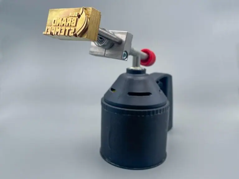 Die Abbildung zeigt einen Gasbrennstempel, der sich speziell für das Arbeiten im Freien eignet.